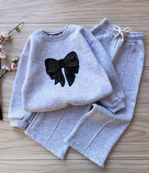 طقم رمادي ببيونه تطريز 3-10سنوات