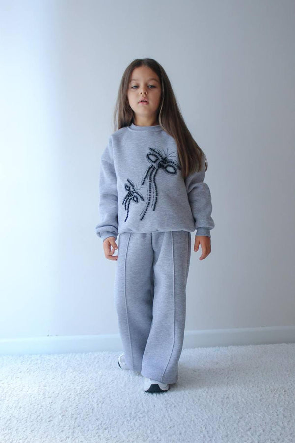 طقم رمادي مطرز فراشات 3-10 سنوات